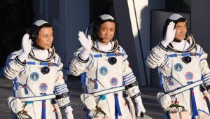 Astronautas chineses chegam a estação espacial para sua missão mais longa