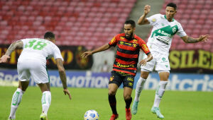 Everaldo viaja com elenco, mas tem presença incerta contra o Fluminense