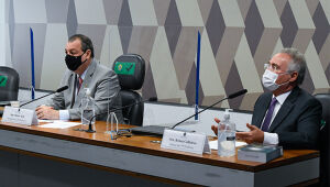Aziz diz que Renan cede e tira de relatório da CPI acusação de genocídio contra Bolsonaro
