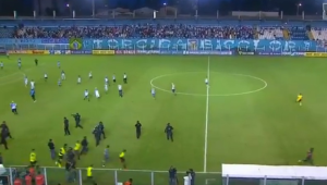 Torcida do Paysandu invade gramado durante partida da Série C