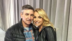 Pai de Britney Spears é dispensado por advogados após suspensão da tutela