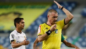 Comando da CBF se incomoda com arbitragem, e Gaciba fica pressionado