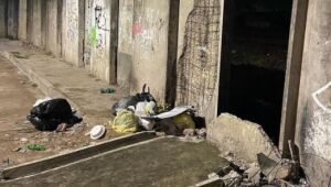 Parte de muro do metrô desaba e atinge menina de 8 anos no Coque