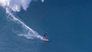 Italo Ferreira, campeão olímpico de surfe, encara onda gigante em Portugal