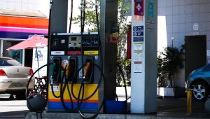 Bolsonaro diz que exigirá aos postos de gasolina a mostrarem o preço do combustível nas refinarias