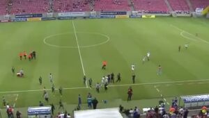 Após eliminação, torcedores do Santa invadem gramado