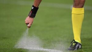 Fifa é condenada a indenizar brasileiro que inventou spray de barreira