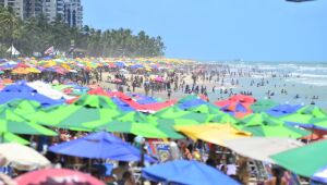 Domingo de sol e de movimentação intensa nas praias do Recife