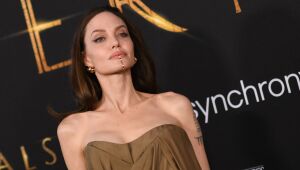 Angelina Jolie usa joia no queixo e empresta vestido para filha em pré-estreia