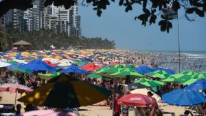 Movimentação intensa nas praias da RMR neste domingo (24)