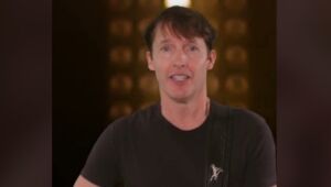 James Blunt dança 'Coração Cachorro' e brinca sobre dinheiro dos direitos autorais