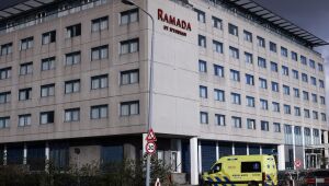 Casal com Covid é detido após fugir de hotel holandês está isolado em hospital