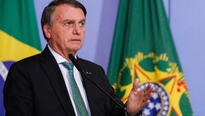 Um dia após Moro, Bolsonaro faz novo aceno a militares