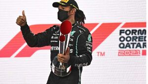 Hamilton supera Verstappen, vence GP do Catar e acirra disputa pelo título