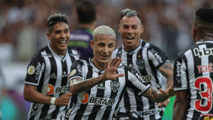 Galo bate o América e se mantém firme na ponta do Brasileirão