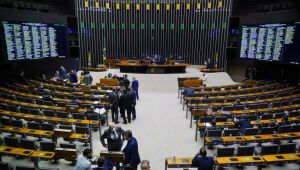 É aprovado projeto que mantém pensão de militar condenado por crime