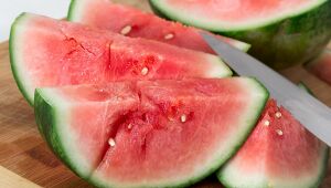Você costuma assaltar a geladeira à noite? Saiba como evitar a fome noturna