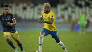 Neymar sente coxa esquerda durante treino e não enfrenta Argentina