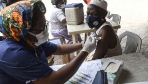 Falta de documentação afasta parte da população africana da vacinação