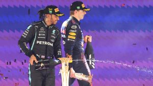 Hamilton vence na Arábia Saudita e empata com Verstappen; decisão do título fica para última corrida