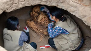 Arqueólogos encontram múmia de pelo menos 800 anos no Peru