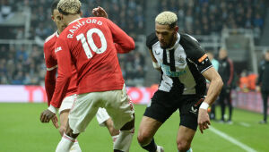 Joelinton se destaca em empate do Newcastle diante do Manchester United