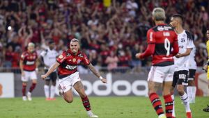 Flamengo vence Ceará e impede título do Atlético-MG