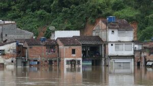 Sobe para 25 o número de mortos vítimas das enchentes na Bahia