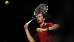 Medvedev vence sueco Ymer e leva Rússia às semifinais da Copa Davis
