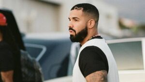 Drake tem lucro de R$ 2,6 milhões no Super Bowl, mesmo errando maioria das apostas