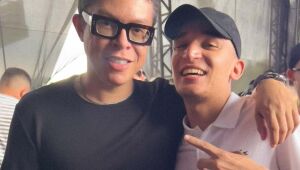 João Gomes posa com DJ Ivis, que foi preso por agredir ex-mulher