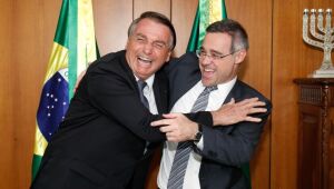 Bolsonaro faz teste de Covid-19 para ir à posse de Mendonça no STF