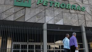 Cade concede mais prazo para que Petrobras venda refinarias