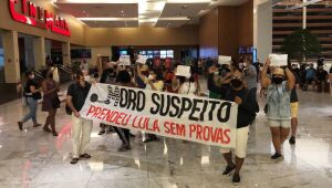 Protesto no lançamento do livro de Sergio Moro no Recife