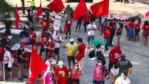 Partidos políticos e movimentos sociais feministas realizam manifestação no Recife 