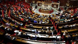 Parlamento francês aprova projeto de lei do passaporte de vacinação