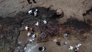 Derramamento de óleo atribuído à erupção no Pacífico atinge áreas de proteção no Peru