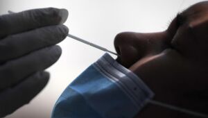 Covid: 'A maioria das pessoas será infectada pelo menos duas vezes por ano', afirma virologista