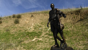 Dois anos após morte de Kobe Bryant, local do acidente ganha estátua do jogador e de Gianna