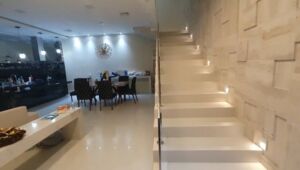 Polícia descobre casa de luxo que pertence a chefe do tráfico no Jacarezinho
