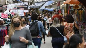 Comerciantes esperam aumentar faturamento com artigos para a Copa