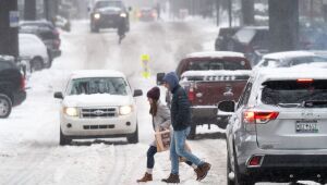 Milhões de americanos se refugiam de tempestade de neve que atinge o país