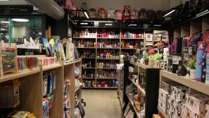 Material escolar reaproveitado ajuda famílias a economizar nas compras