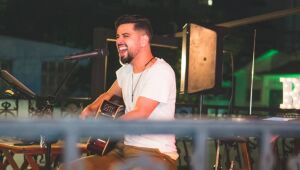 'Som na Praça': Renato Granja faz apresentação no Shopping Costa Dourada