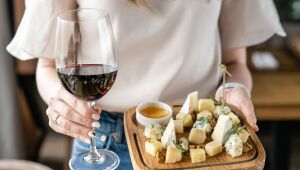 Dicas de vinhos especiais para celebrar e harmonizar no Dia Mundial do Queijo
