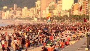 Após luau clandestino, Praia de Ipanema amanhece lotada