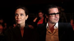 Angelina Jolie diz que se sentiu refém de Brad Pitt em viagem de avião em família; entenda