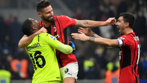 Com dobradinha de Giroud, Milan vence de virada (2-1) clássico contra líder Inter