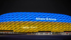 Em apoio à Ucrânia, Bayern de Munique ilumina arena com cores do país