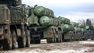 Ucrânia denuncia bombardeio "maciço" de Belarus com mísseis russos